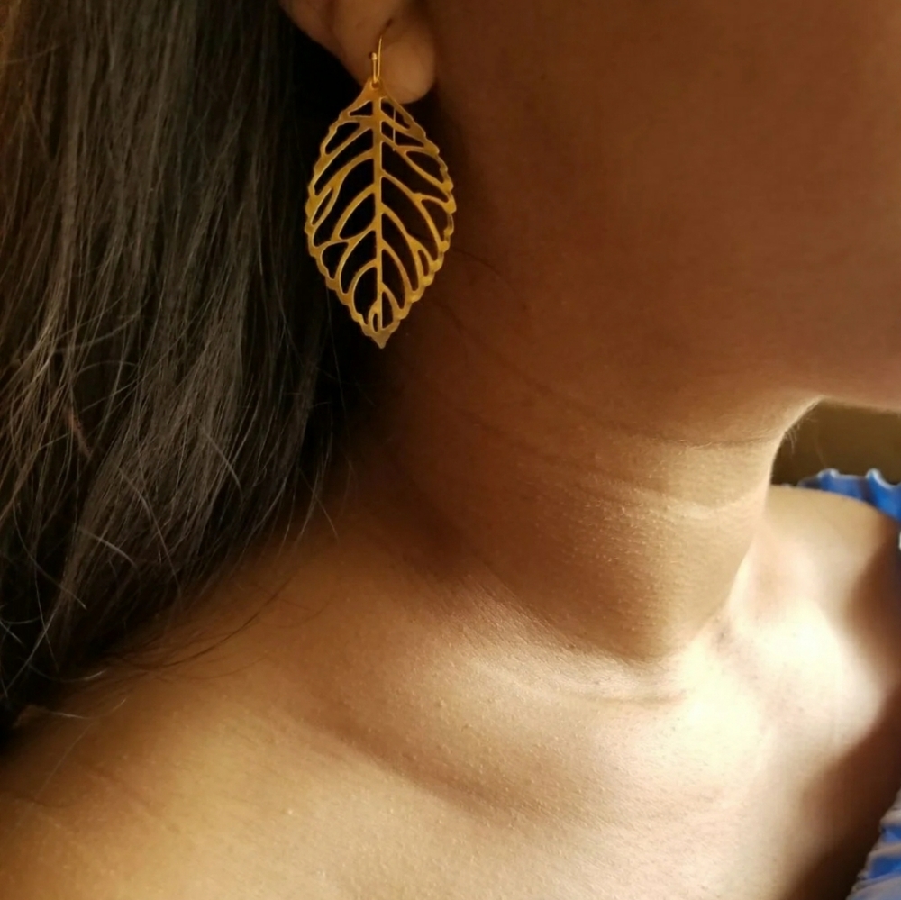 🔥FREE🔥 Dainty leaf gold earrings 💕